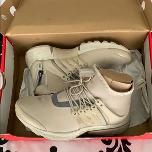 Nike Presto Mid Utility in Sand